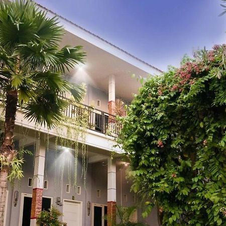 Clover Homestay Probolinggo Exterior foto