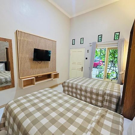 Clover Homestay Probolinggo Exterior foto