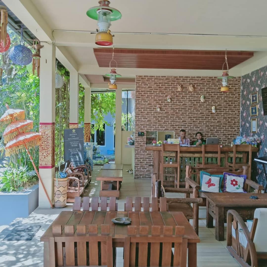 Clover Homestay Probolinggo Exterior foto