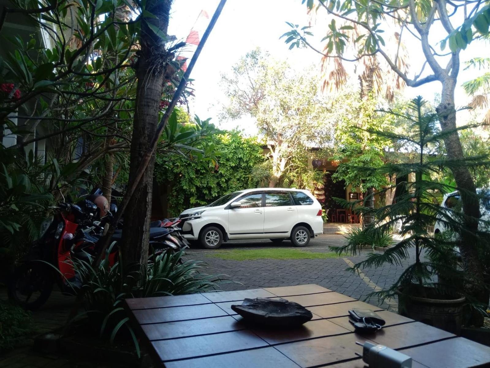 Clover Homestay Probolinggo Exterior foto