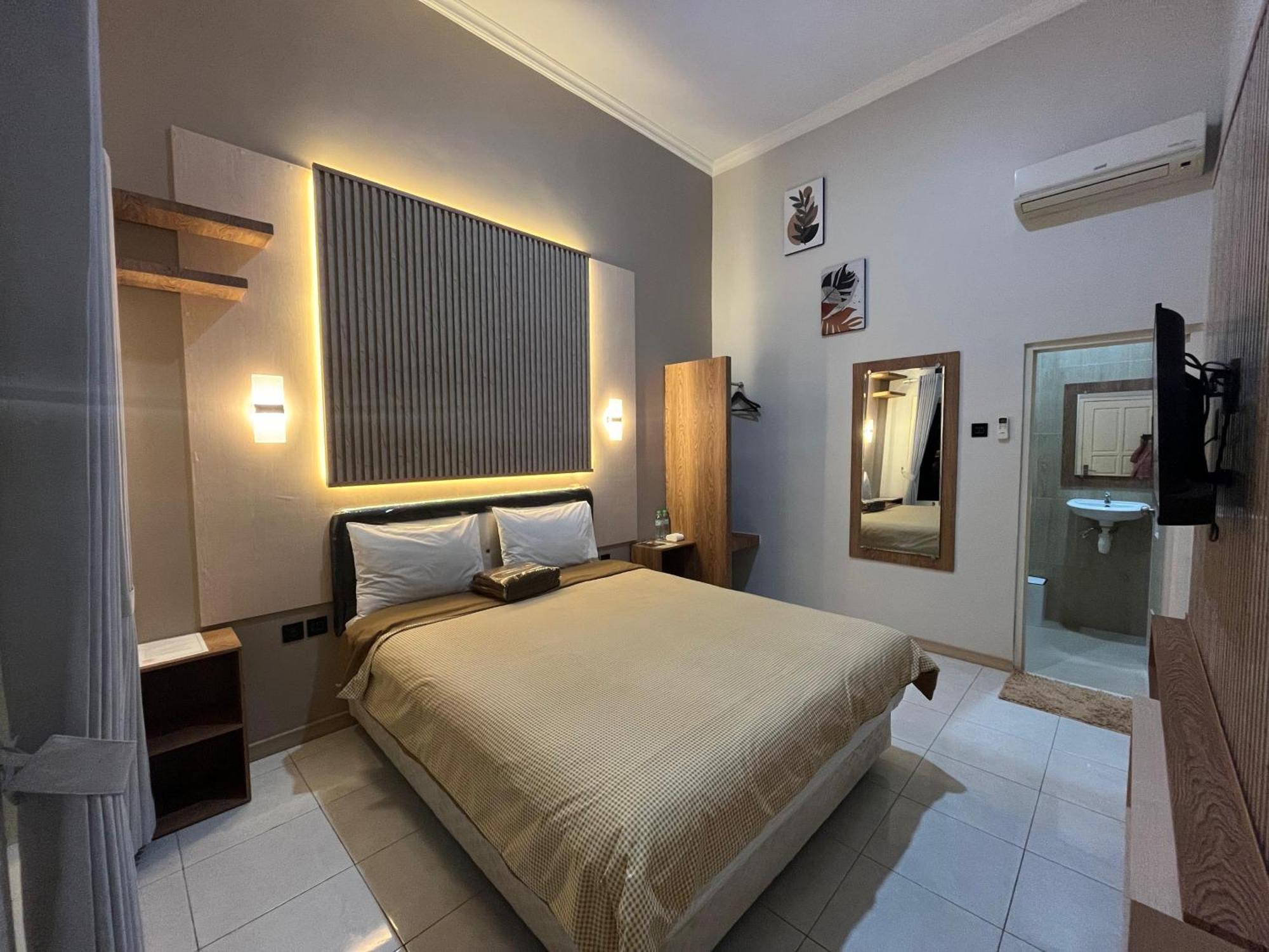 Clover Homestay Probolinggo Exterior foto