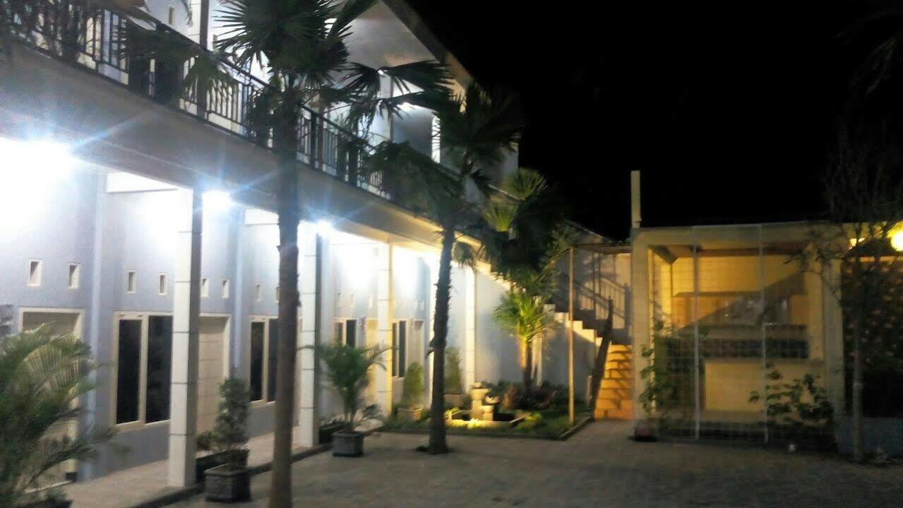 Clover Homestay Probolinggo Exterior foto