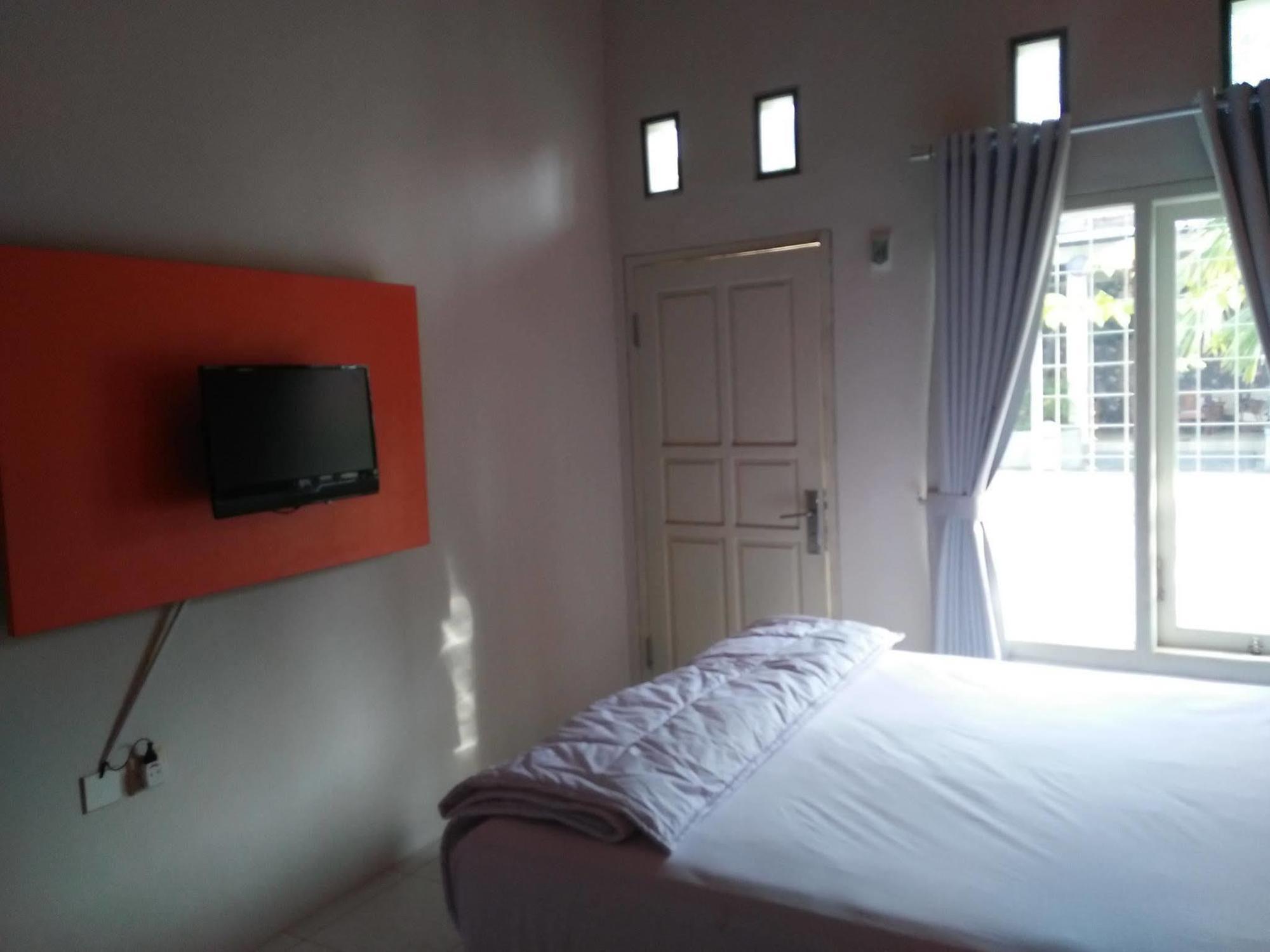 Clover Homestay Probolinggo Exterior foto