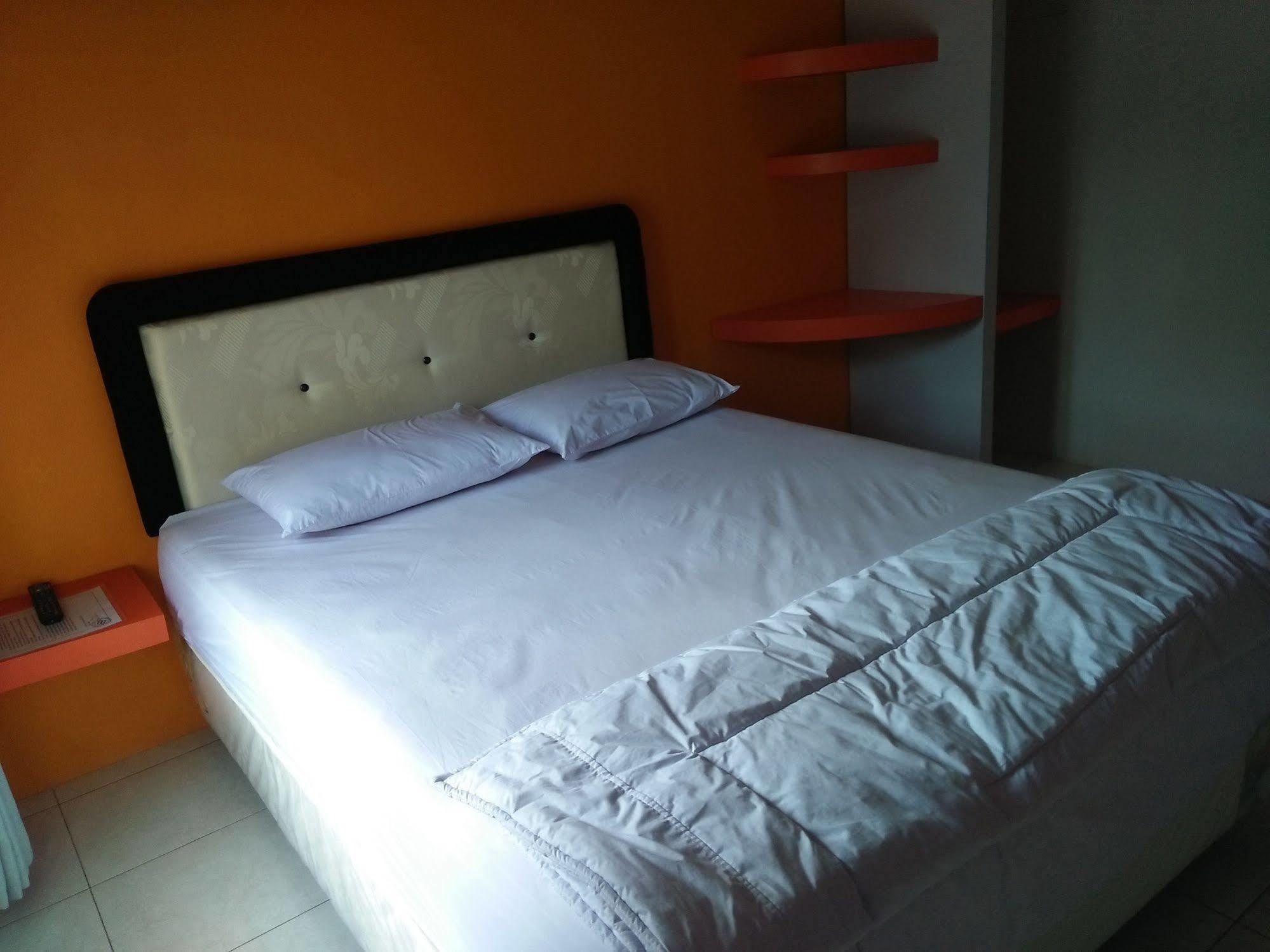Clover Homestay Probolinggo Exterior foto